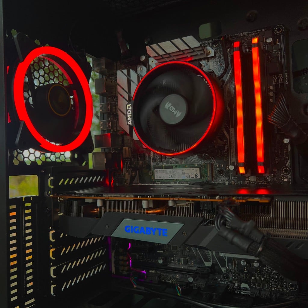 Fenrir 1.0 - interieur close-up AMD cooler en GPU