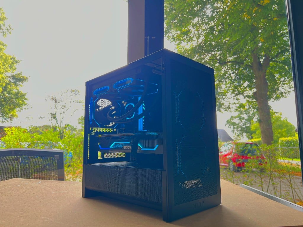 Octon 1.0 - NZXT RGB zijaanzicht